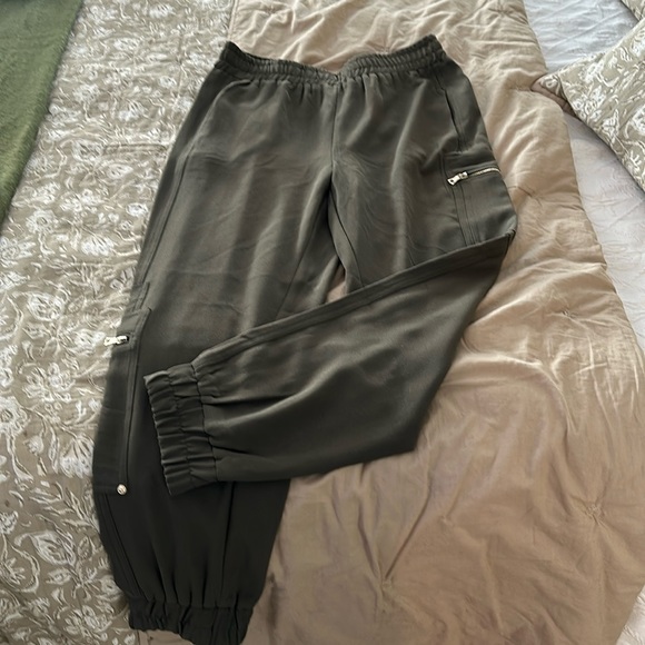 Cute joggers with gold detail - Picture 1 of 3